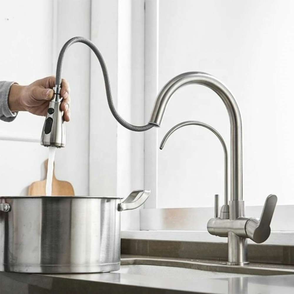 Pull down faucet geometry suitable for serviceability and clear sink coverage